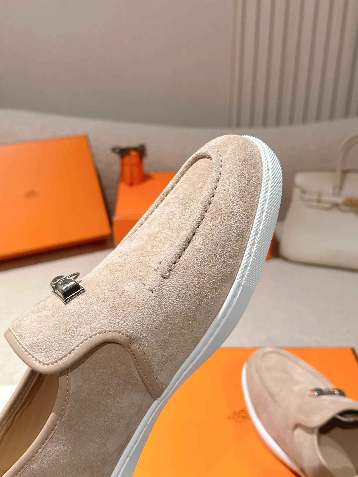 Men's Men's Shoes 600💰 Hermes# Couple Studded Loafers Calfskin and suede goatskin lace-up free sneakers with signature "H" detail. The design is simple and smooth, creating a fashionable urban look. It is comfortable and versatile. H family classics are not outdated, and the delivery counter is exquisitely packaged🛍📦 Fabric: Original customized imported first-layer cowhide/cow down Lining: Imported soft sheepskin Sole: Original open-molded anti-slip TPU material Size: 35-45
